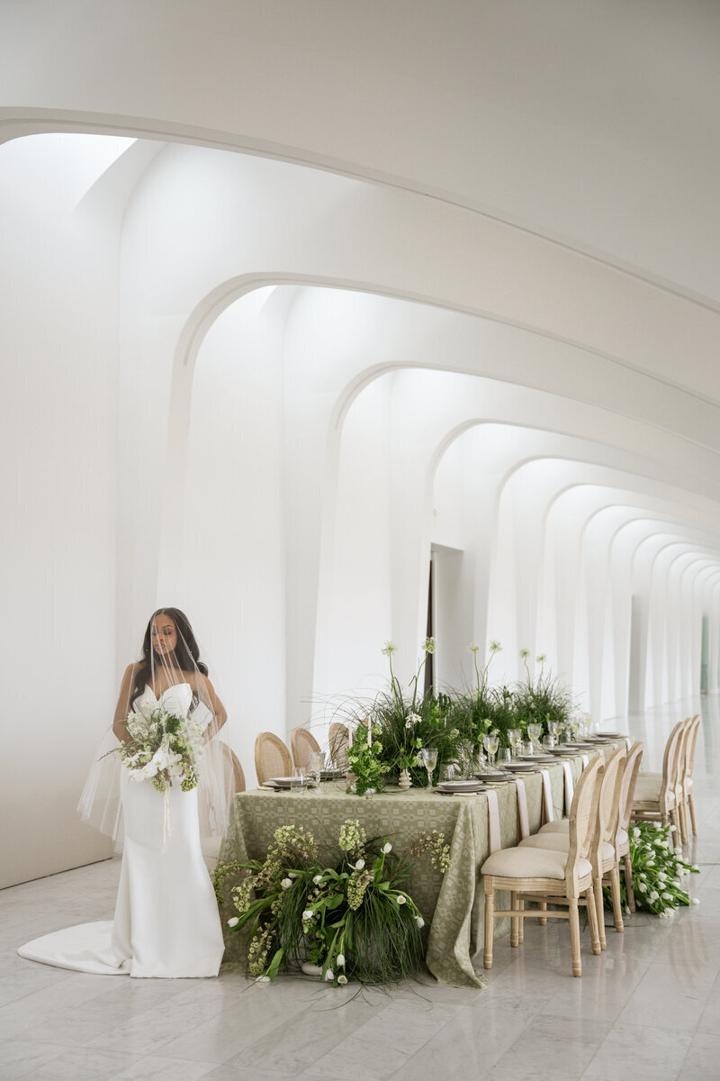 Bridal portraits with tablescape at the Milwaukee Art Museum
