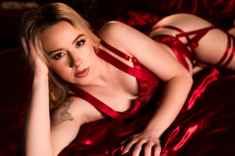 sultry blonde boudoir photoshoot bed pose