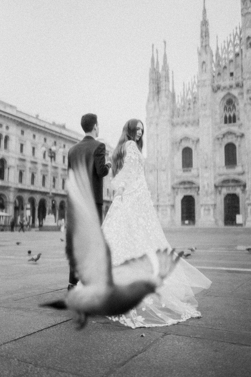 039-Milan-Duomo-Inspiration-Love-Story Elopement-Cinematic-Romance-Destination-Wedding-Editorial-Luxury-Fine-Art-Lisa-Vigliotta-Photography