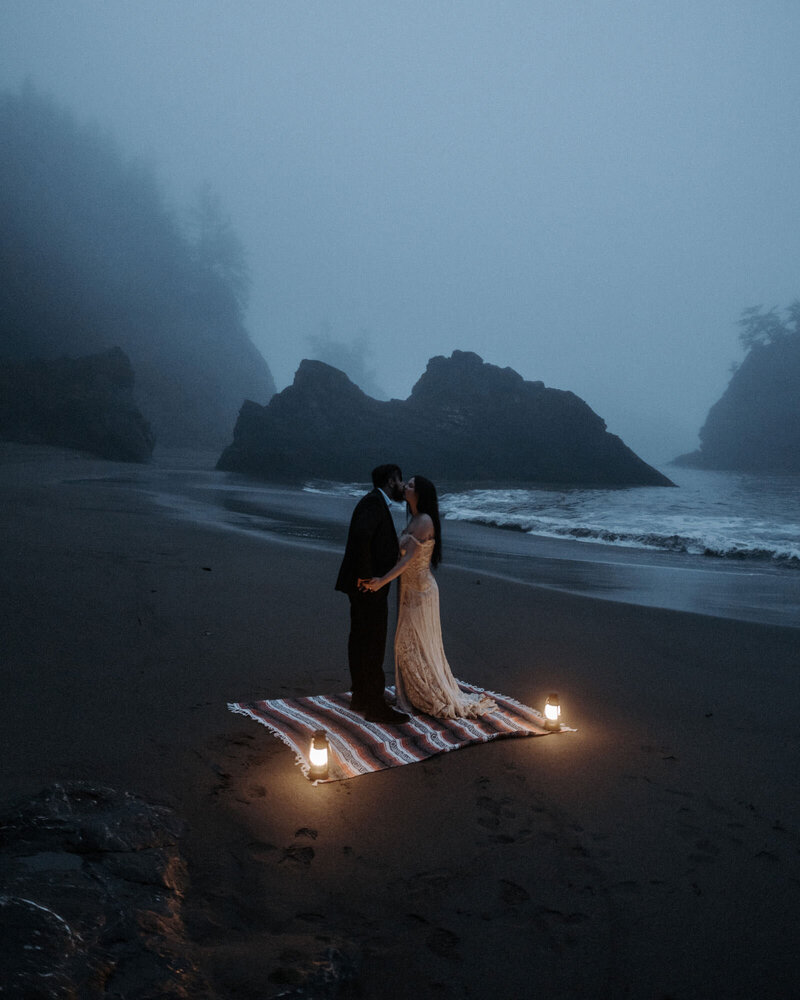 secret-beach-oregon-elopement-blue-hour-lanterns