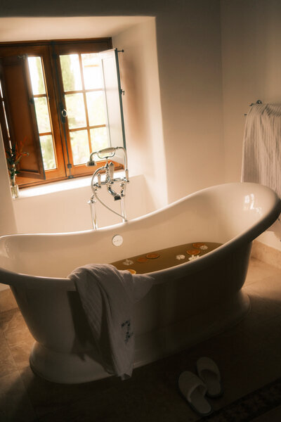 bath_tub_epic_hotel_suite
