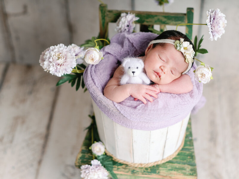 Bebe Fille sur le thème violet, newborn posing sur fond bois, fille 7 jours après la naissance.