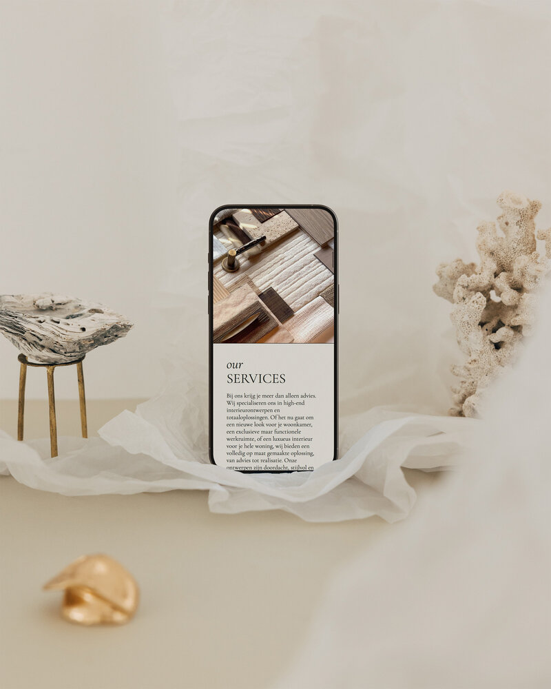 Mobiele weergave van dienstenpagina voor Lacef Interiors