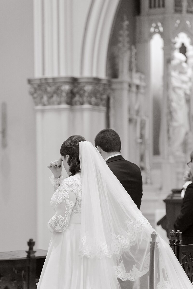 Detroit-Catholic-Wedding-Photos-at-The-Colony-Club-by-Detroit-Michigan-Catholic-Wedding-Photographer-_0019