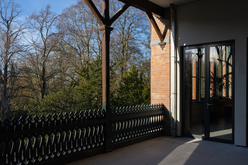 Large terrace on 1st floor of a shortstay, with breathtaking views on a lush green park in Groningen.