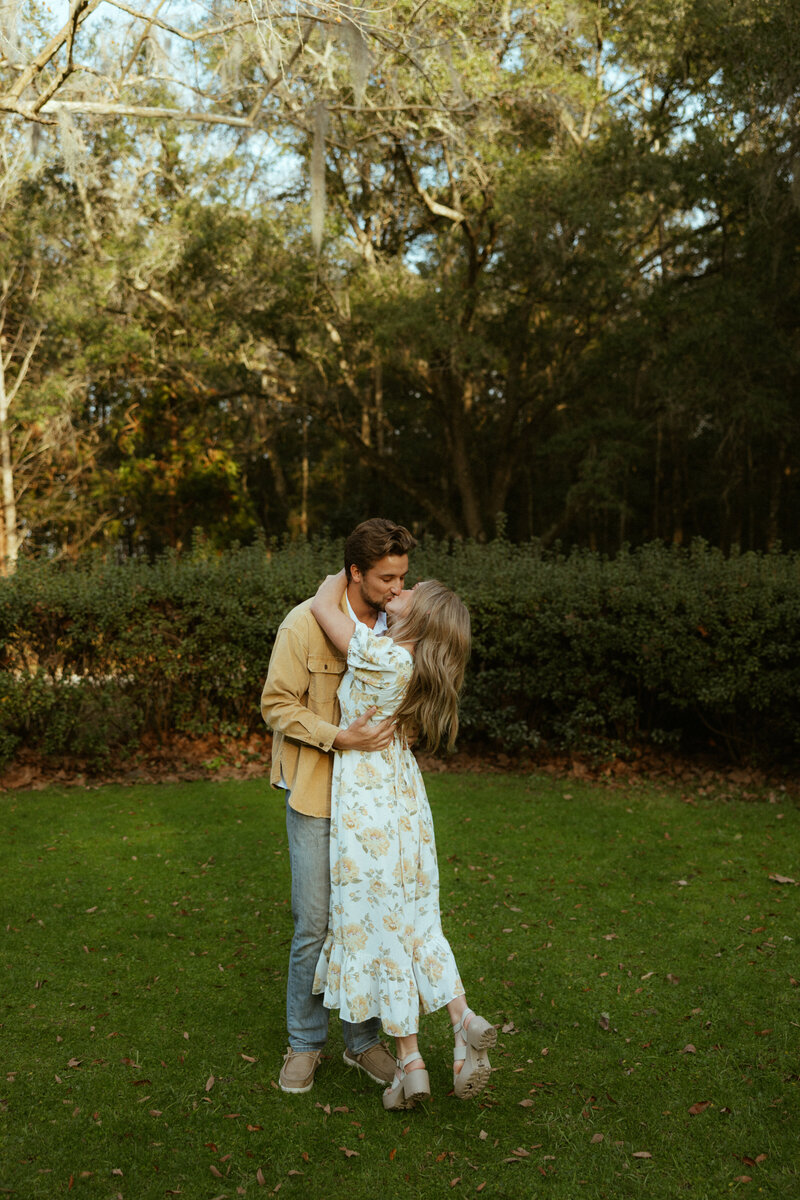 couple kissing in park
