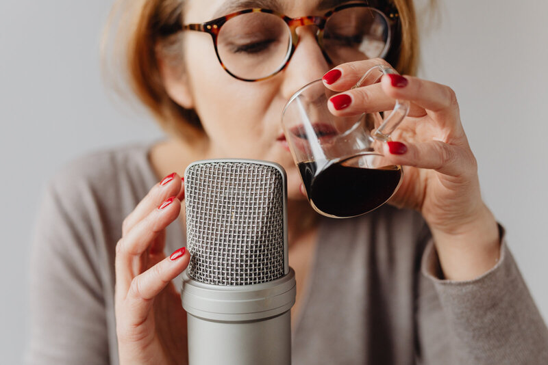 kaboompics_woman-recording-asmr-sounds-on-microphone-20809