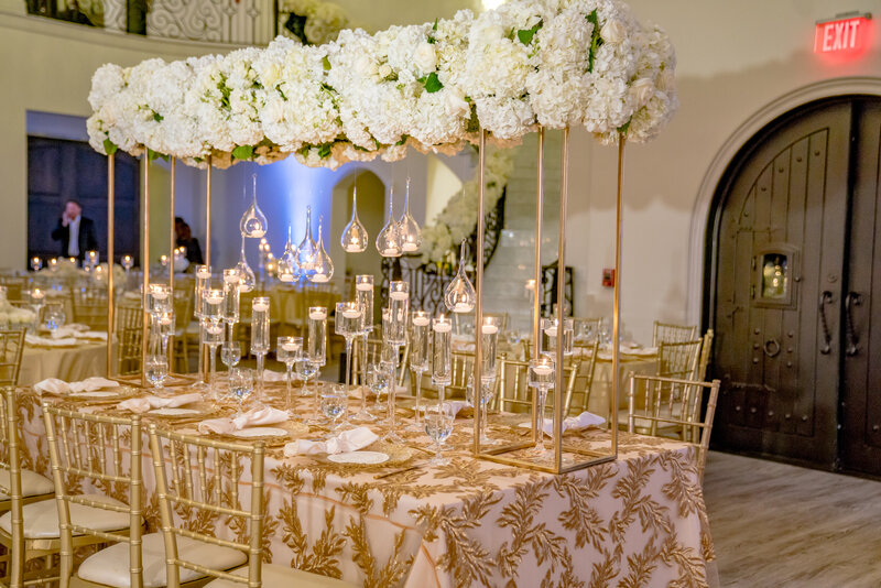 Knotting-hill-place-dallas-wedding-planner-swank-soiree-teshorn-jackson-photography-head-table-gold-charger-circle-menu.jpg