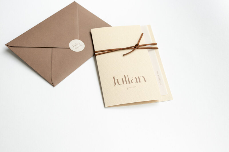 Uniek-geboortekaartje-Julian-in-beige-en-bruin-met-kalkpapier-8