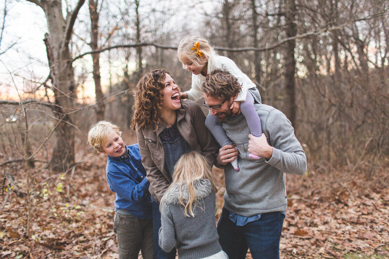 candid-family-portrait-fall-ohio