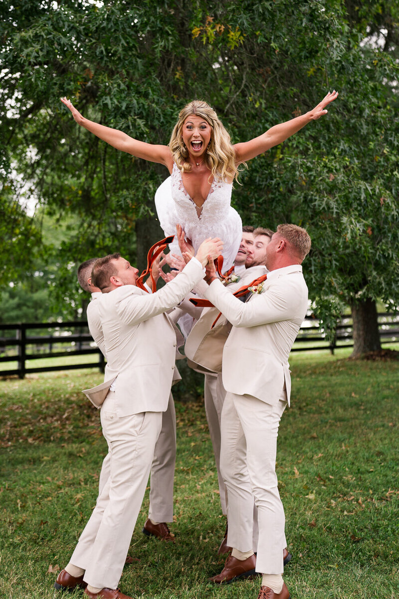 silly-bridal-party-portraits-1