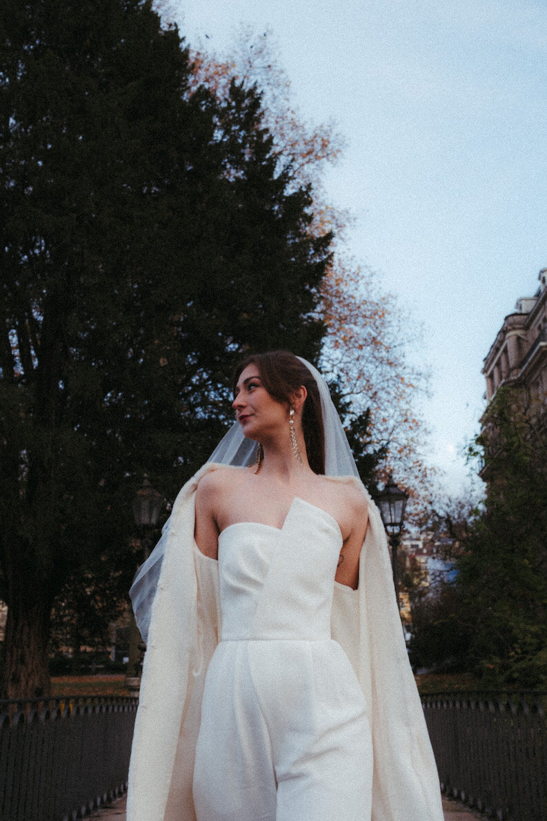 Portrait der Braut mit modernem Kleid in der Lichtentaler Allee