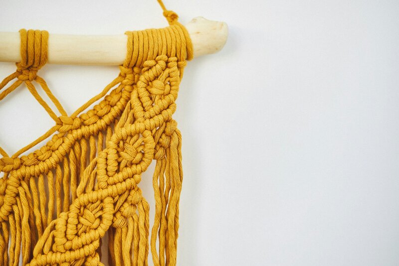 Image d'un macramé jaune.