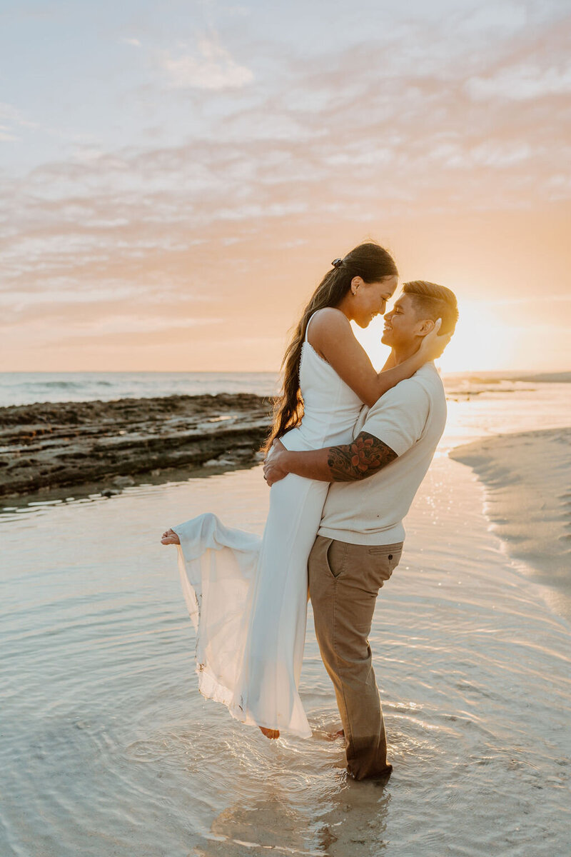 couples photographer on the beach in hawaii