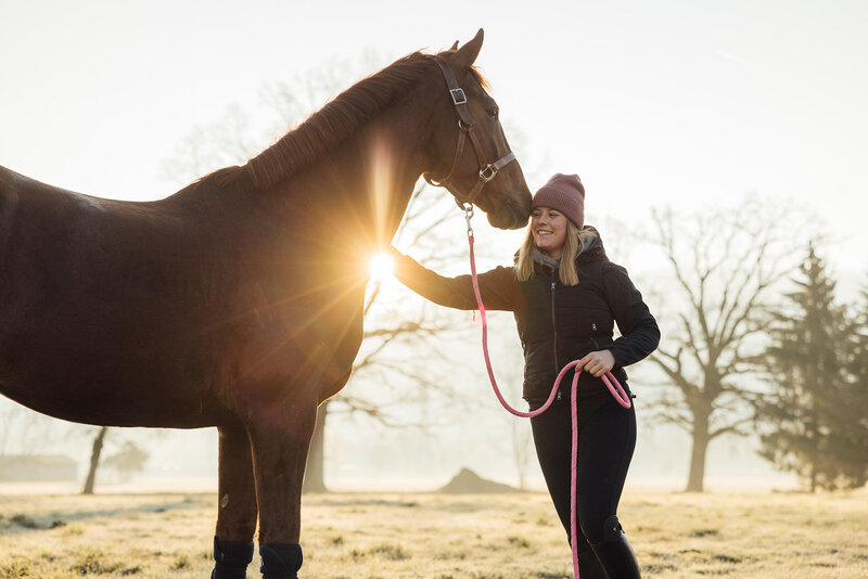 Reitlehrerin Marie-Louise Kosmatsch mit ihrem Pferd in der Natur - Reitunterricht in Vorarlberg + Umgebung