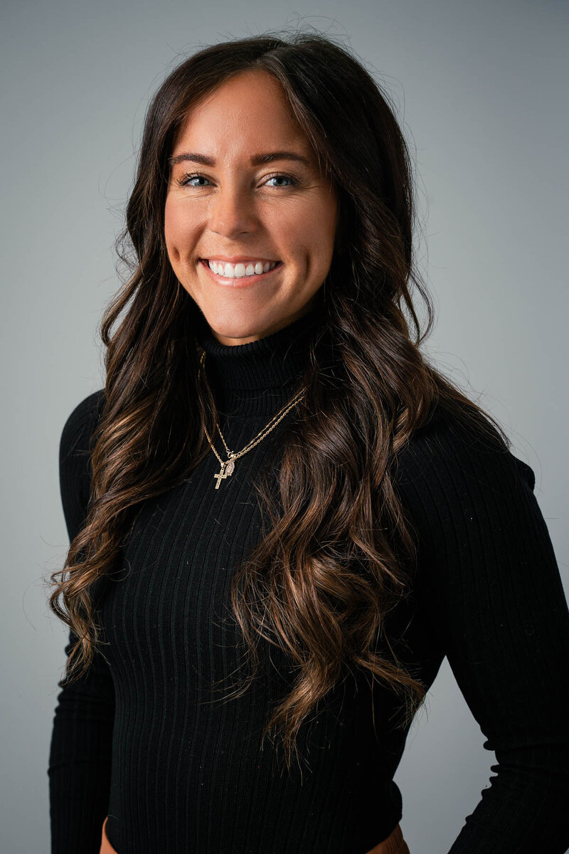 Entrepreneurs & small business owners! You know how much passion and hard work has gone into building your business, but does your audience?  The corporate headshot has evolved, today it much more styled, and needs to separate you from the pack even more so. It’s important that your style matches your brand, type of business and personality.
