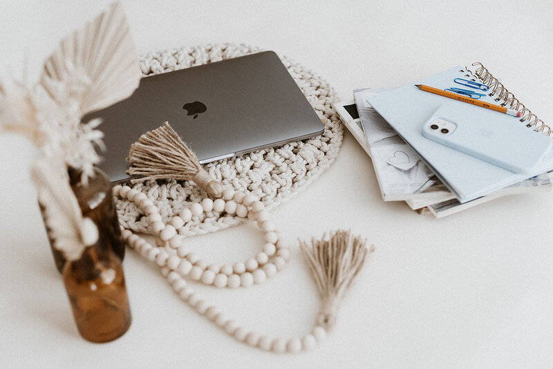 Stylish Aterna Desktop with laptop, rope and design flourishes.