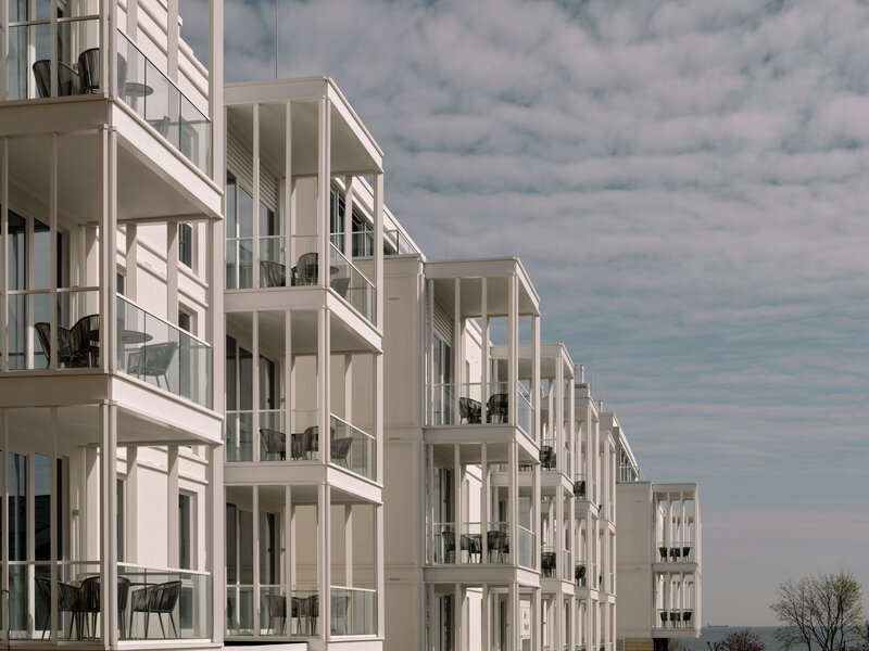 Gemütliche Lobby des Hotels the breeze mit warmem Kaminfeuer.