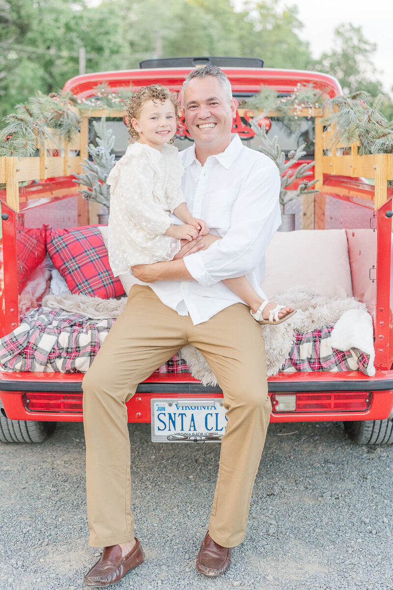 dad hugging daughter during red truck minis in Northern VA photographer