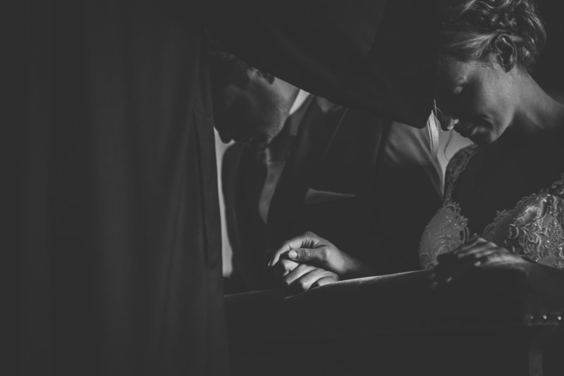 trouwfotograaf christelijk christen trouwen verloofd bruidsfotograaf trouwreportage kerk huwelijk zegen apeldoorn fotografie door lianne christelijke fotograaf