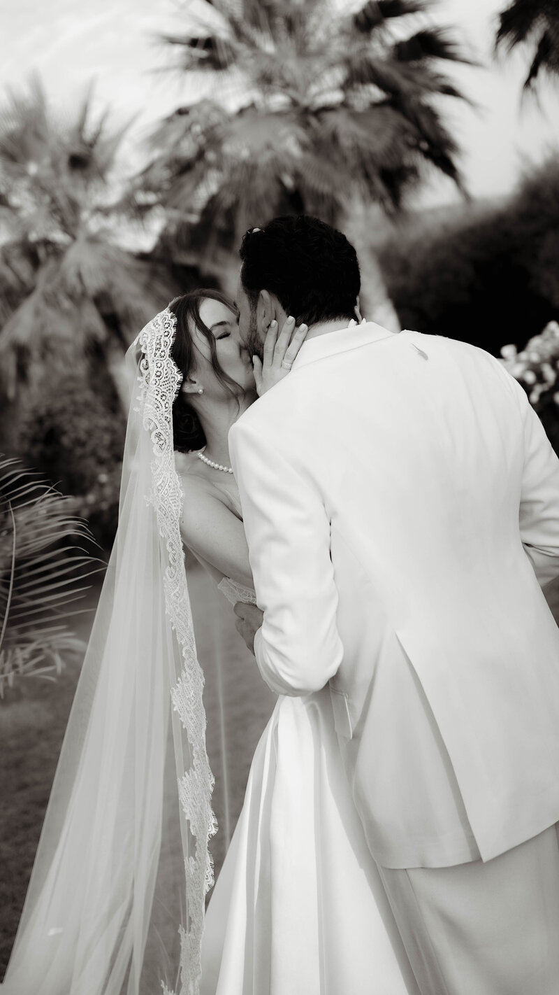 Black & White Photo of couple kissing