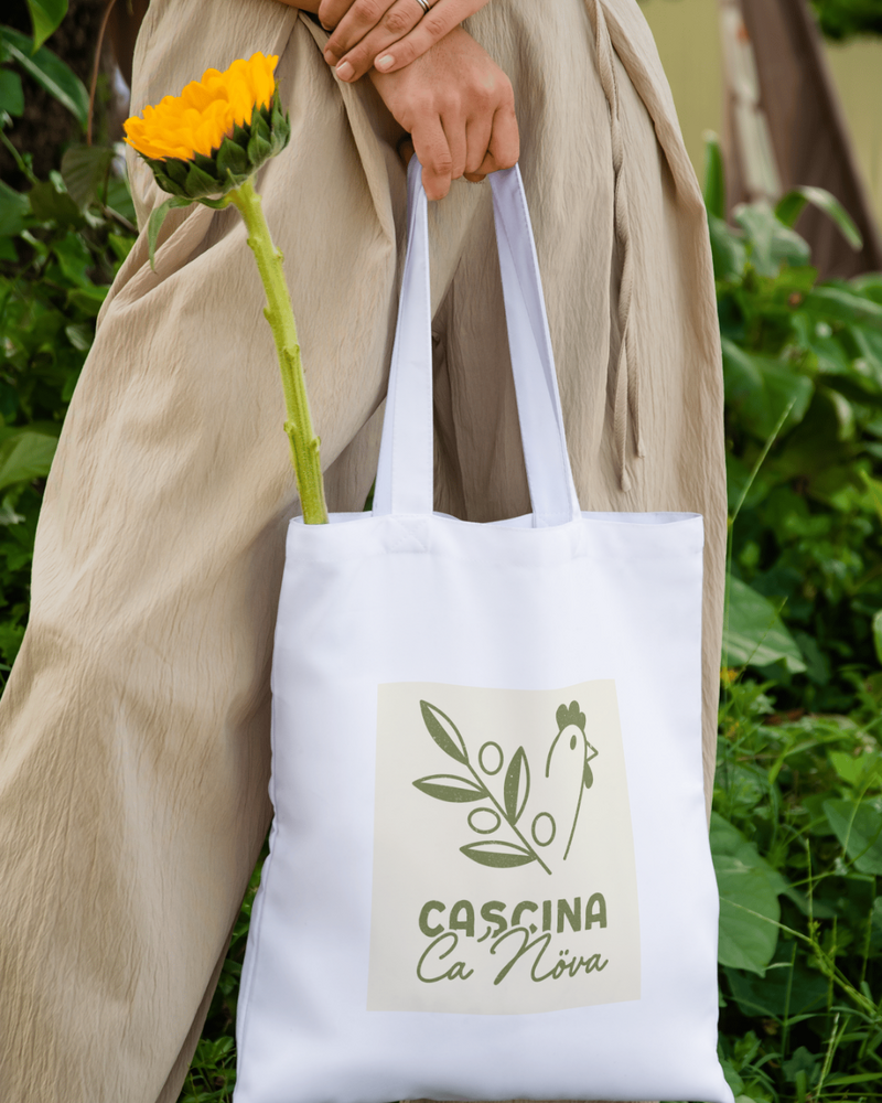 tote bag con logo tenuta in mano da una ragazza