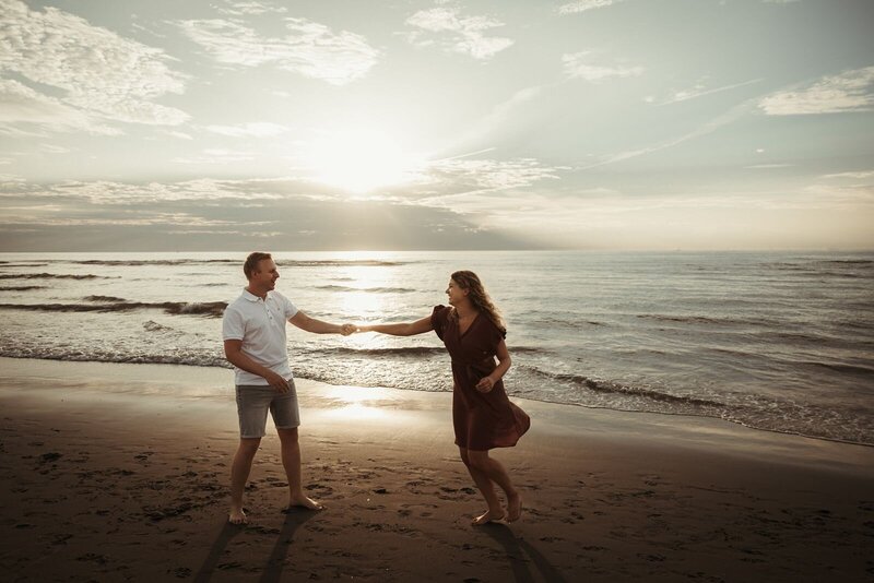 Get framed photography Loveshoot couple Utrecht Amersterdam - Engagement shoot beach shoot