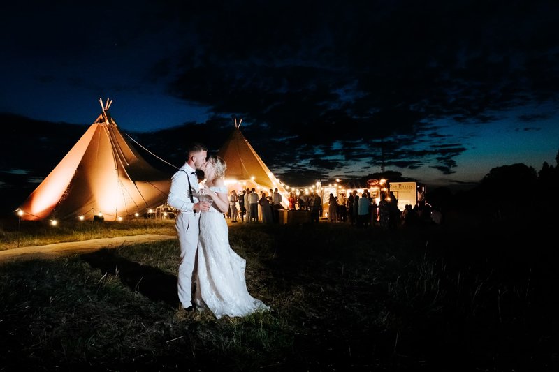 Advice for using coloured smoke bombs in your wedding photos - Charlie  Flounders Photography