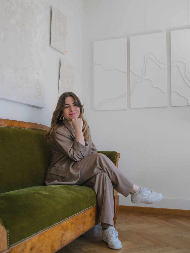 Indoor-Businessfoto mit modernem Setting für Markenauftritt


