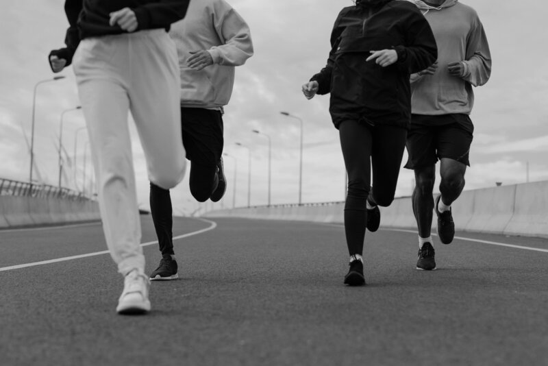 runners group running together
