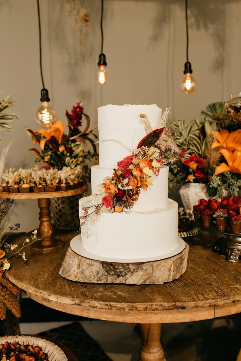 Wedding cake automnal sur rondin de bois. Mise en scène crée par une décoratrice de mariage.