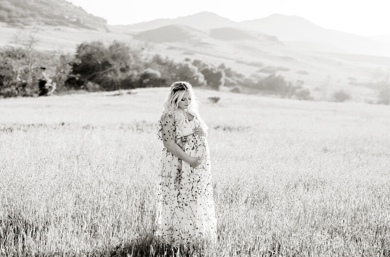 A maternity session in an open field in the spring time by Daniele Rose Photography