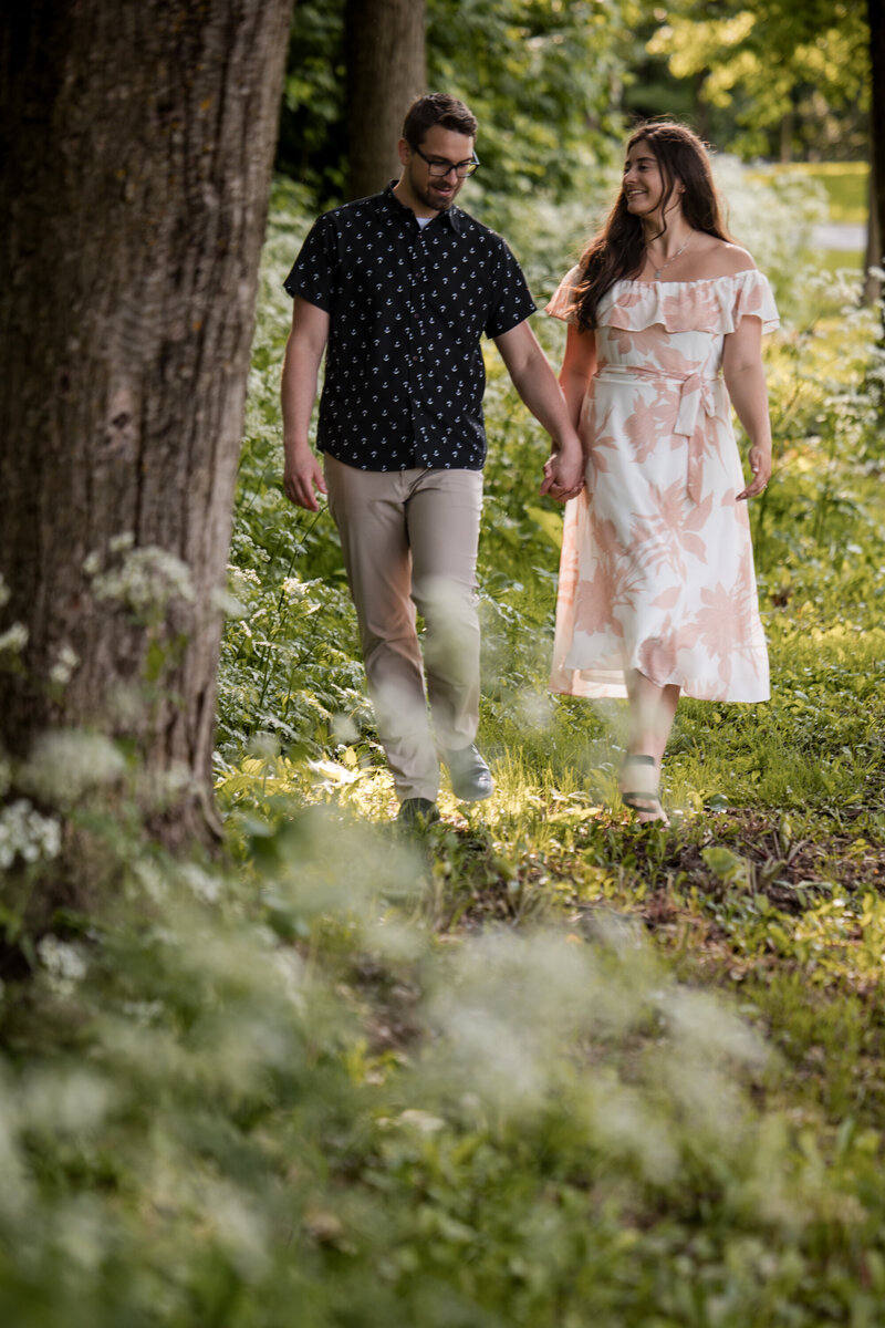 Couple dans le parc du Mont-Royal - Photographie de couple et de fiançailles Montréal