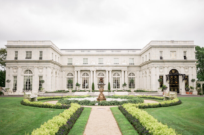 A picturesque look at Rosecliff Mansion’s elegant gardens and ornate fountain leading up to its iconic façade. Perfect for couples dreaming of a sophisticated and classic Newport wedding.