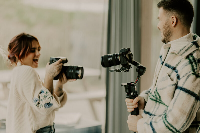 Laura et son duo Clément se photographiant mutuellement, riant ensemble dans un espace intérieur.