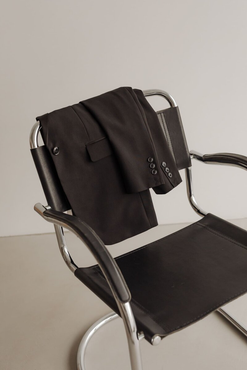 kaboompics_chic-minimalism-black-fashion-accessories-dark-aesthetics-36872 (1)