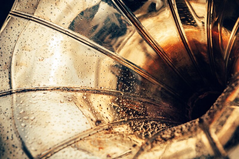 Close up picture of a gramophone