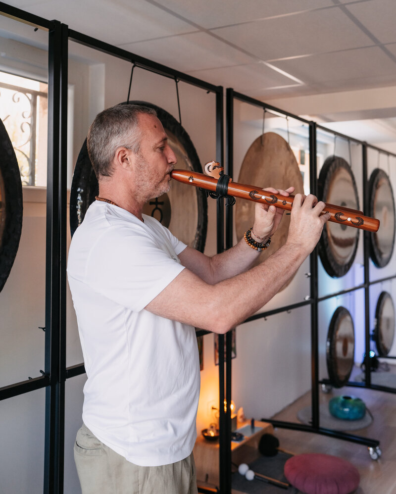 Flûte amérindienne jouée à la fin d'un bain sonore