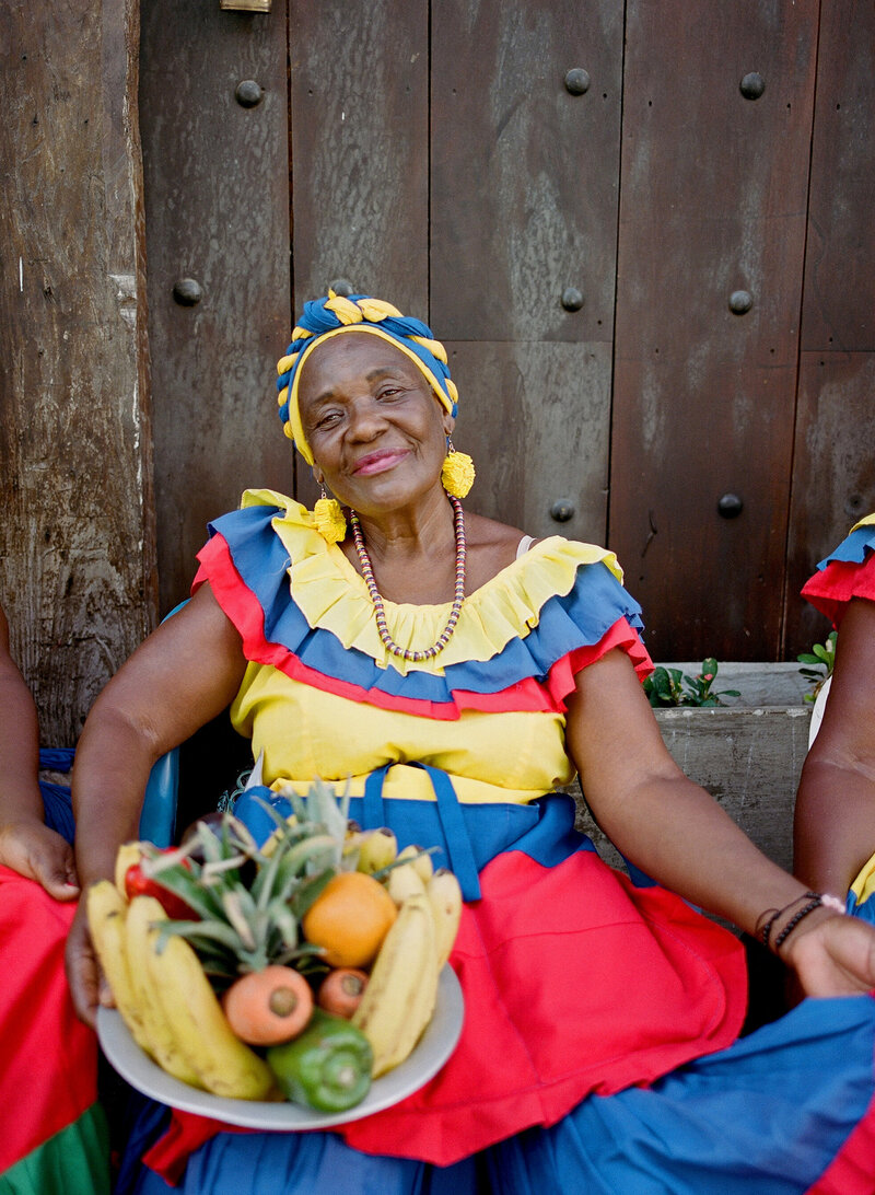 Mo Davis photography fruit women in colombia
