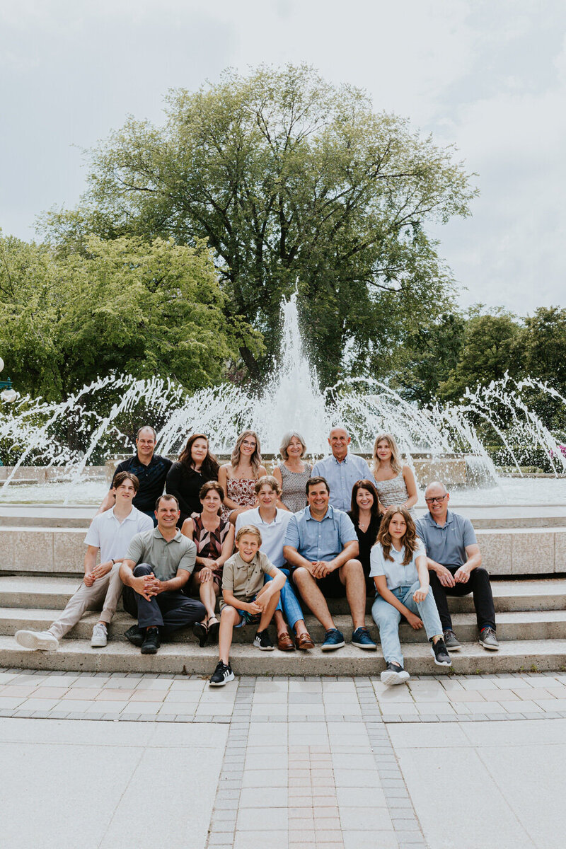 Extended family photos in Winnipeg at the Legislative Building 