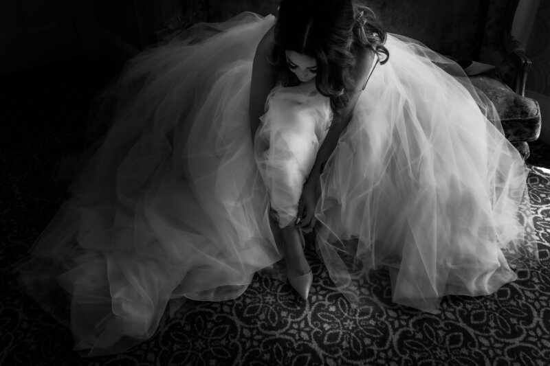 Speakeasy bar in Toronto hosts wedding for elegant couple