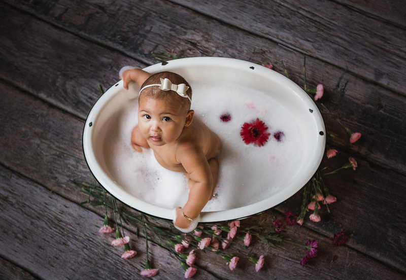 5F0A4622-sitting-baby-bubble-flower-bath-professional-baby-picture