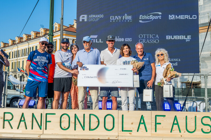 Personal trainer doing jump ropes