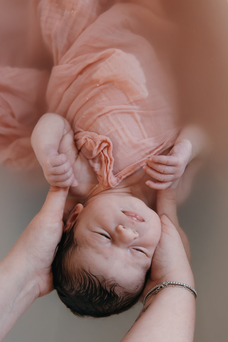 seance photo nouveau ne a domicile - photographe famille lifestyle thonon - vanessa amiot
