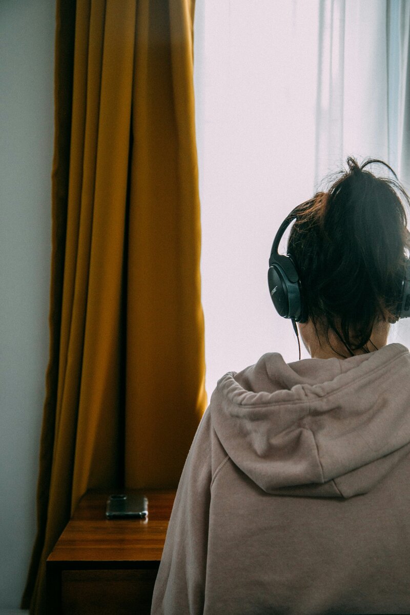 A person listening to sound therapy as part of SSP 