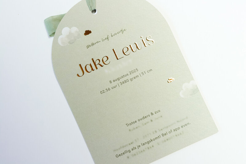 Label-geboortekaartje-Jake-met-wolken-goudfolie-en-strik-24