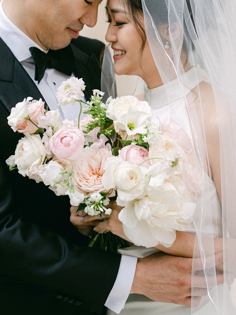 delicate-and-nude-bridal-bouquet