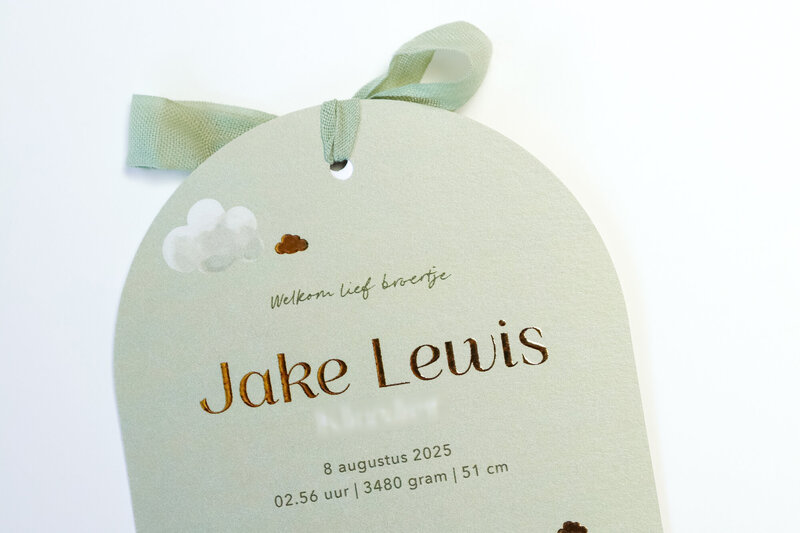 Label-geboortekaartje-Jake-met-wolken-goudfolie-en-strik-35