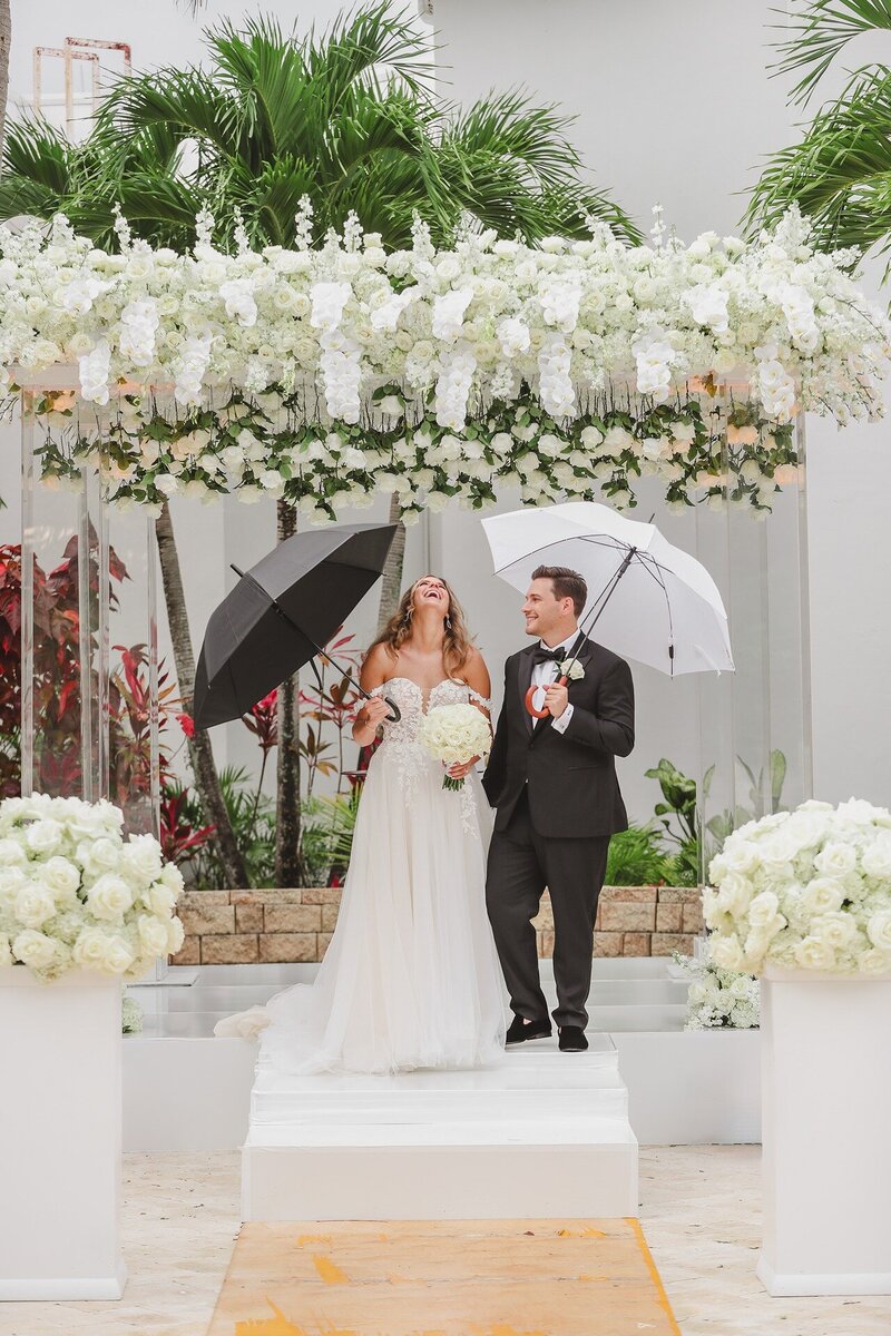 bride-groom-florida-ceremony-with-umbrellas