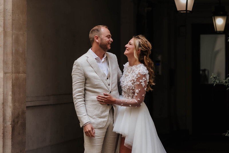 Melissa Boer Fotografie – after-weddingshoot met een bruidspaar dat nog één keer straalt in trouwkleding tijdens een liefdevolle fotosessie in Parijs.